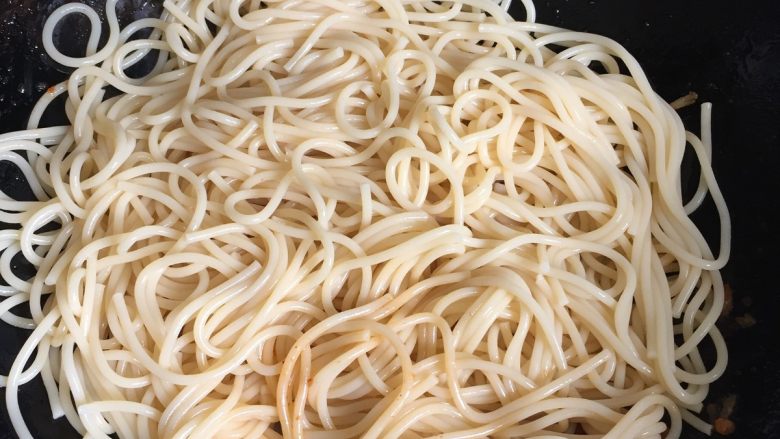 泡菜培根意面,倒入沥干水份的意面;