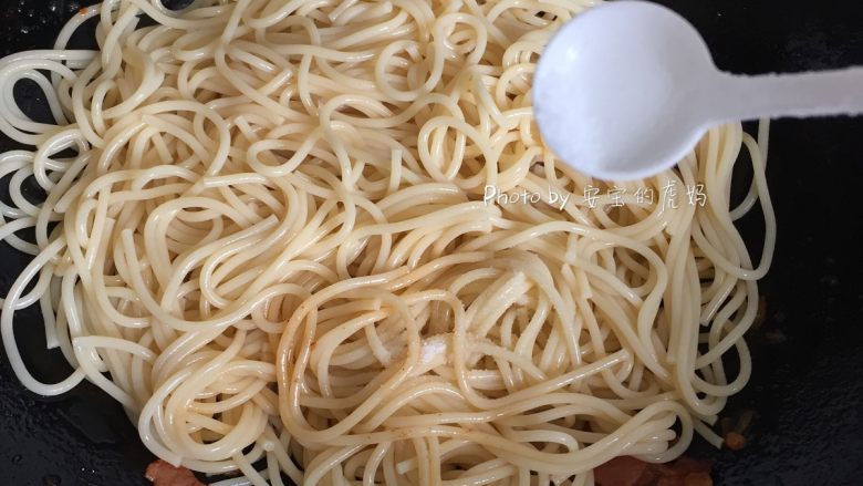 泡菜培根意面,加入适量盐;