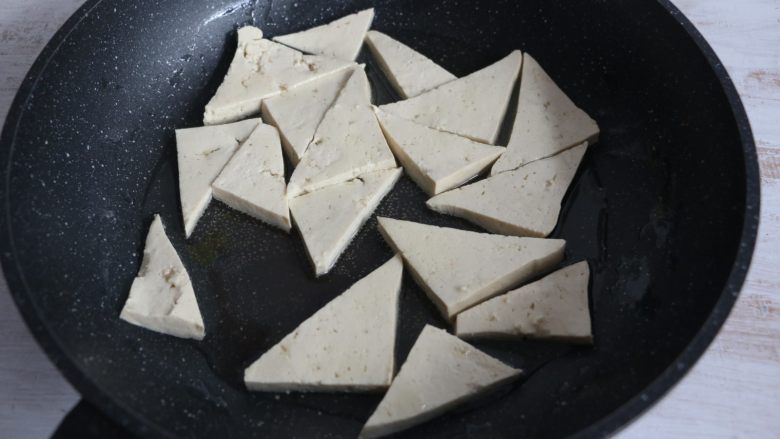 茄汁豆腐,放入豆腐块,中火煎制。