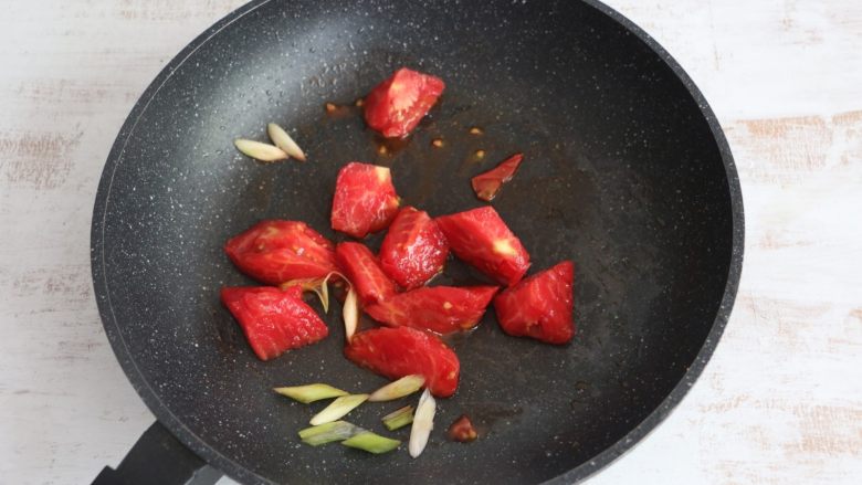 茄汁豆腐,锅内留底油,先煸香葱花,放入<a style='color:red;display:inline-block;' href='/shicai/ 3551'>西红柿</a>翻炒。
