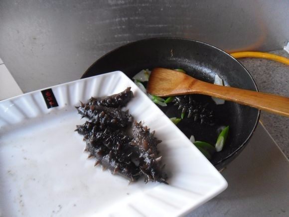 葱烧海参, 放入备用的海参