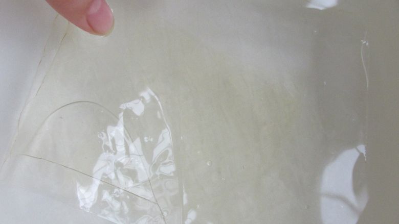 酒味慕斯蛋糕,把鱼胶片冷水泡软,隔热水融化,。