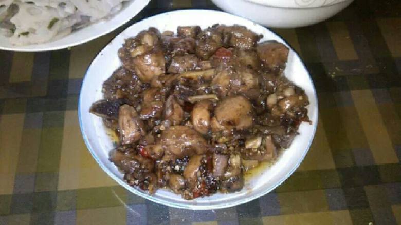 红烧鸡腿,放入盐（看个人情况）和<a style='color:red;display:inline-block;' href='/shicai/ 756'>鸡精</a>，收汁后出锅……