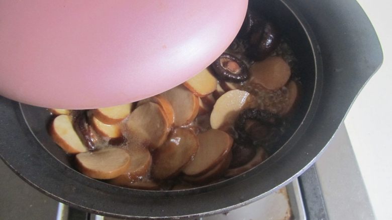 香菇烧素鸡, 加盖炖煮3分钟;