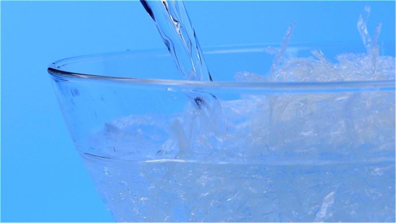 去暑抹茶绿豆羊羹,①  <a style='color:red;display:inline-block;' href='/shicai/ 1929'>琼脂</a>8g用凉水浸泡30分钟，捞出沥干