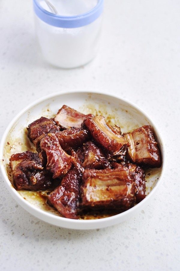 粉蒸排骨,调入<a style='color:red;display:inline-block;' href='/shicai/ 762'>老抽</a>、精盐，<a style='color:red;display:inline-block;' href='/shicai/ 3729'>白糖</a>用手抓匀腌渍半小时入味。