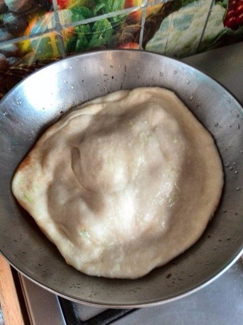 懒人版,豆角焖饼饭菜一锅出,放第二张饼,然后盖上锅盖、这个过程一定是小火。