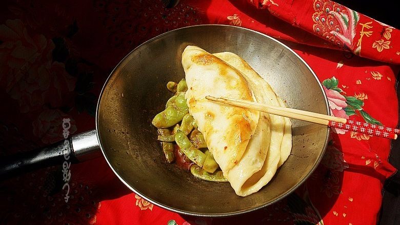 懒人版,豆角焖饼饭菜一锅出,分享美味