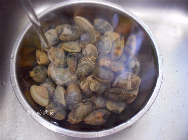 香辣姜葱炒花蛤,这时花蛤全部张开口,有个别没张口的是死花甲,顺便检出丢弃,再反复清洗三四遍,捞起沥干水