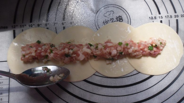 玫瑰花饺子,舀起馅料放在饺子皮中间,整理均匀,馅不要放的太多,多了包不住,容易散开