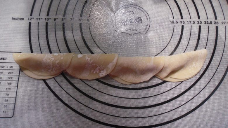 玫瑰花饺子,接着顺序全部包好,接口处照样沾点水粘合一下