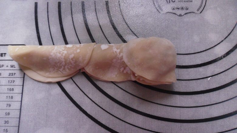 玫瑰花饺子,一边卷,一边轻轻压实馅料