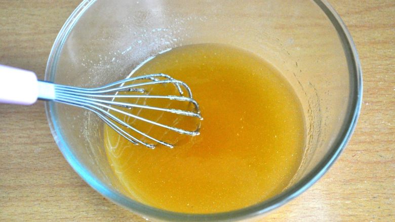 豆沙蛋黄月饼,用手动打蛋器,给花生油和糖浆做乳化作业,这一步非常重要。