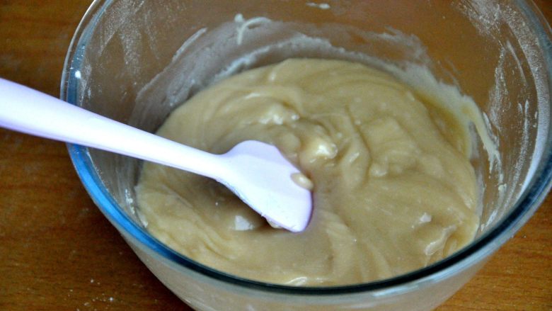 豆沙蛋黄月饼,搅拌均匀,盖上保鲜膜静置30分钟。