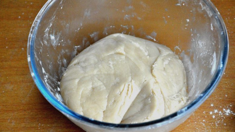 豆沙蛋黄月饼,.继续倒入剩下的预拌粉,揉捏成团,盖上保鲜膜静置2个半小时以上。