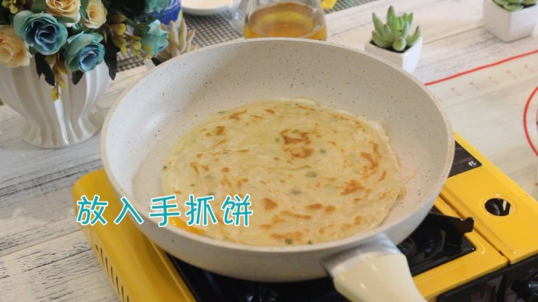 豪华版手抓饼,把手抓饼放上去