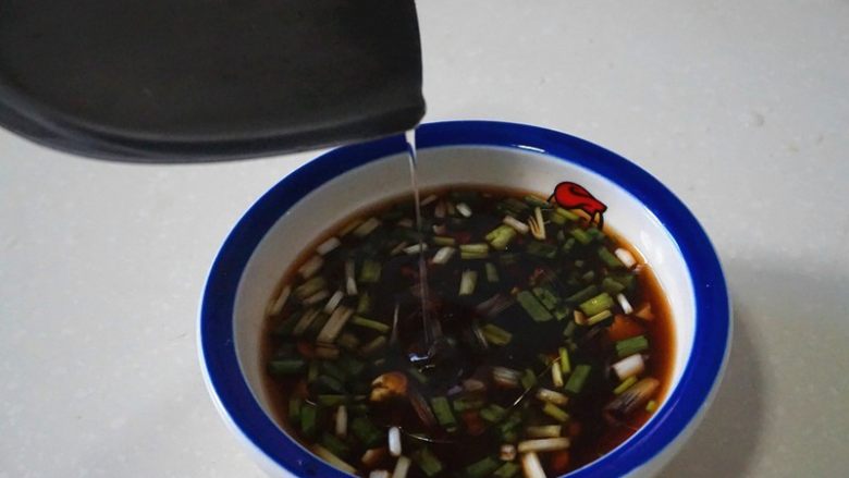 凉拌荞头,把烧好的花椒油,趁热加入调好的拌汁里