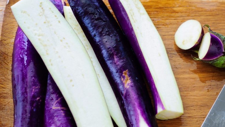 凉拌鱼香茄子,茄子洗净剖开