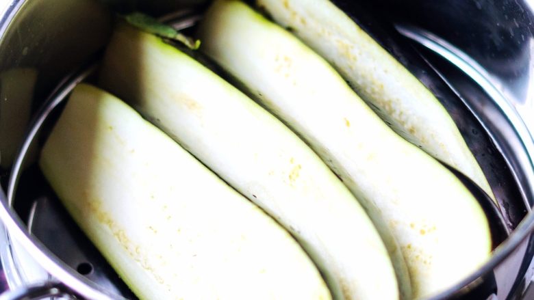 凉拌鱼香茄子,放进蒸锅蒸5分钟左右，取出放凉