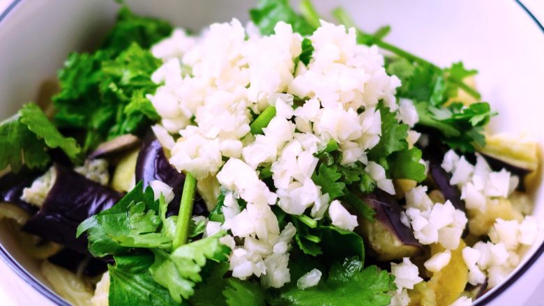 凉拌鱼香茄子,撒上香菜、蒜粒。