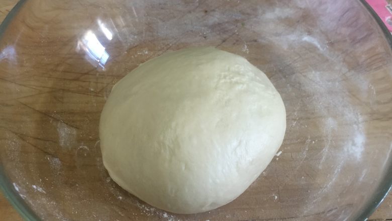 香甜南瓜面包卷 直接法,揉好的面团放入碗中,盖保鲜膜,放温暖处发酵大约1小时