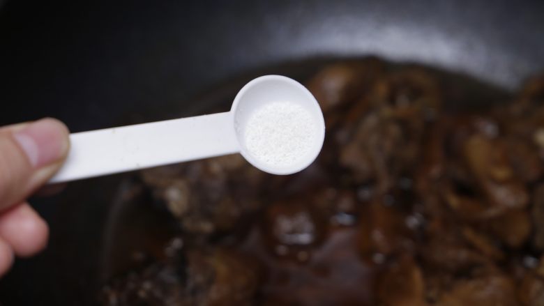 姜焖鸭,焖煮至锅中只剩下少许汤汁时,加些许盐调味;