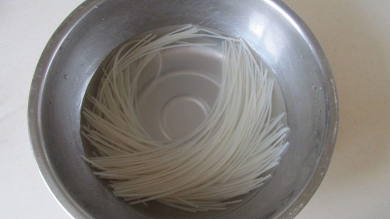 榨菜肉丝米粉,将米粉按照说明介绍的方法泡软;