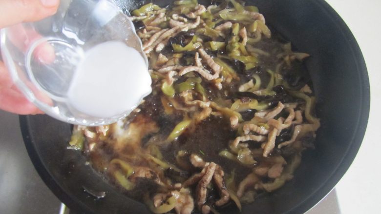 榨菜肉丝米粉,最后加入适量的水淀粉勾芡大火收汁变至浓稠;