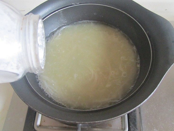 榨菜肉丝米粉,加入适量的盐和胡椒粉调味;