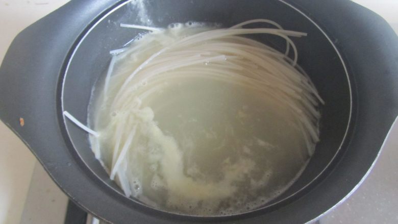 榨菜肉丝米粉,高汤煮开后下入泡软的米粉;