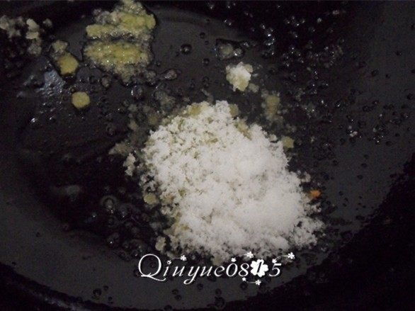 拔丝红薯,锅中留底油,放入白砂糖不停的用锅铲搅动熬制