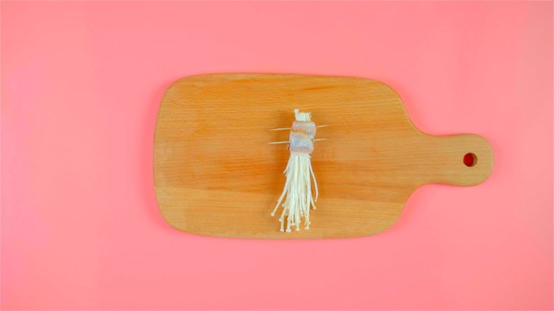 零失败微波炉培根金针菇！,培根上摆放金针菇，卷起，用牙签固定