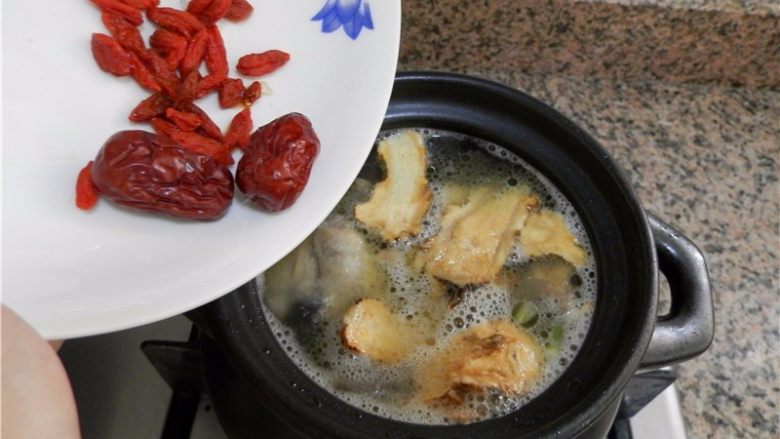 当归鸽子汤,放红枣、枸杞(如怕上火:红枣可洗干净,去掉中间的核)。