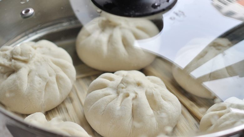 葱肉大包子,把笼屉放入蒸锅,大火烧开后继续蒸15分钟。关火后不要马上揭开锅盖,要等5分钟后再开锅,防止蓬松的面遇冷回缩。