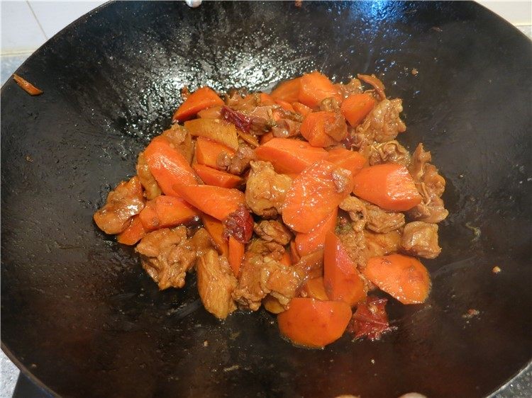 筋头巴脑胡萝卜烧羊肋条肉,再炖一会大概6分钟左右,胡萝卜熟了就可以起锅了