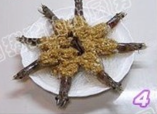 蒜蓉粉丝蒸虾,将烧好的调味料用汤匙浇盖在虾的开背处,及粉丝上