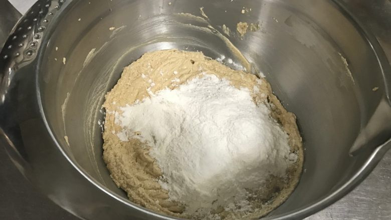 巧克力块玛芬 麦芬,加入三分之一过筛后的粉类,快速搅拌后