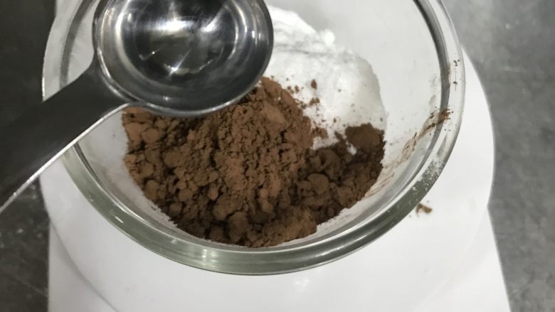 巧克力块玛芬 麦芬,如果想巧克力味更浓郁可以撒巧克力糖霜,把糖粉25g+可可粉10g+水1.5小匙混合均匀