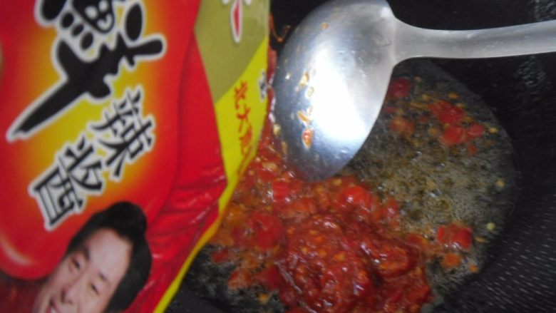辣炒蛏子, 然后放入鲜辣酱,小火煸炒均匀