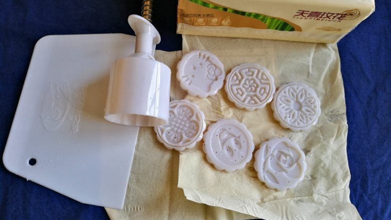 花样紫薯冰皮月饼,先准备材料,月饼模具洗干净,用纸巾吸干水份