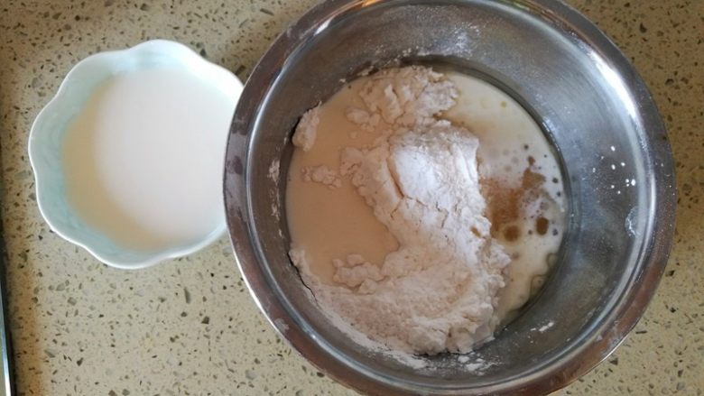 花样紫薯冰皮月饼,按照配方将材料放入一个大盆中,待搅匀后再倒入剩下的牛奶