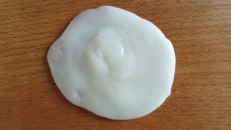 花样紫薯冰皮月饼,用刮板切成约24克的小剂子。取一小剂子,用手压成圆形
