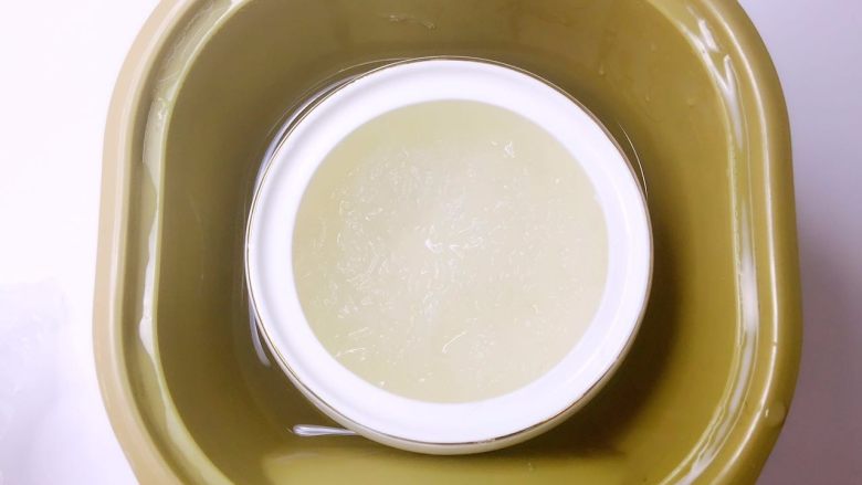 双薯酸奶燕窝,大火将锅中水烧开,转小火隔水炖30-40分