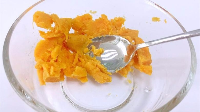 双薯酸奶燕窝,红薯去皮放在碗里加蜂蜜用匙子压泥,备用