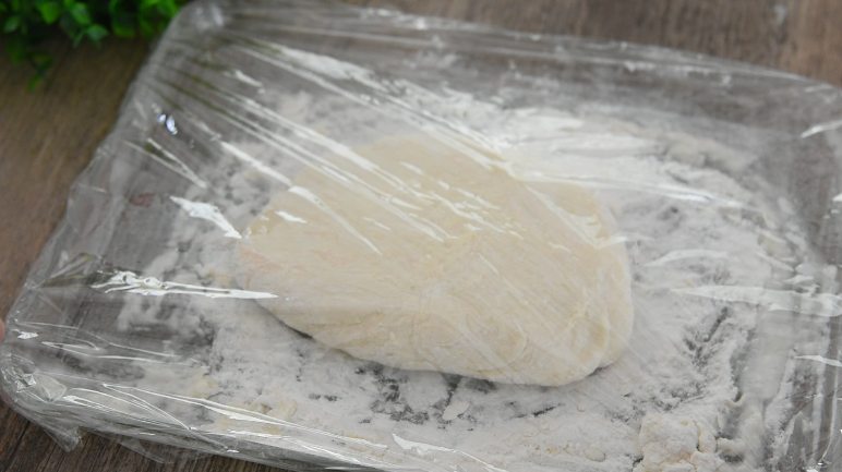 王健林最爱的“韭菜盒子”,大厨手把手教你,用手揉成面团,拉上保鲜膜,醒20分钟