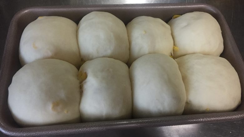 奶香玉米餐包,模具放入烤箱中(不插电)放入一盆热水闷着进行第二次发酵至满模