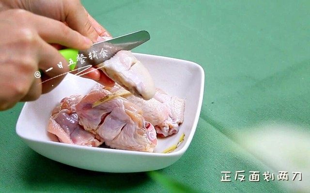 藜麦蒸鸡翅,鸡翅洗净沥干水,正反面各划两刀。