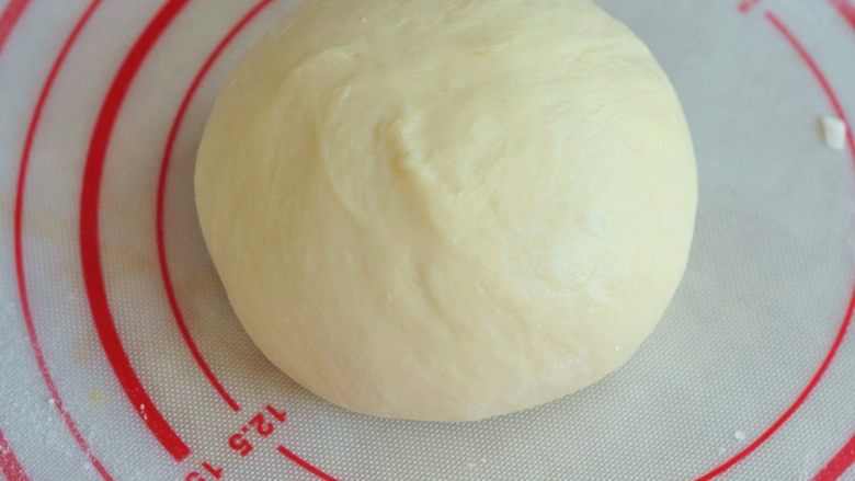 苹果肉桂面包,
揉成光滑的面团后,取出来滚圆,盖上湿布静置15分钟。