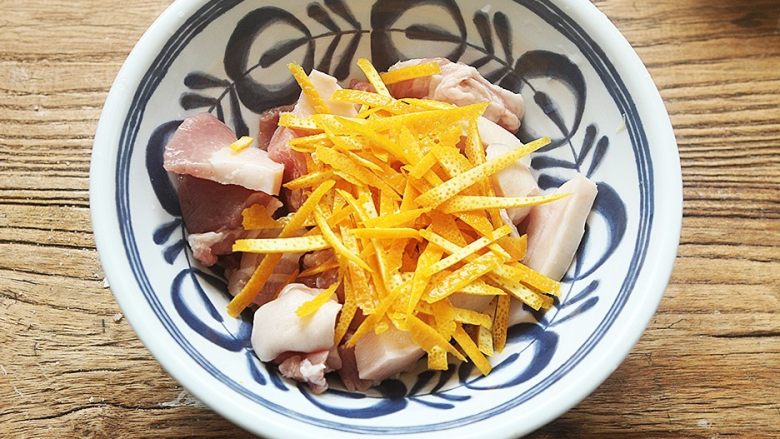 橙香五花肉,用一个大碗把五花肉装起来,加橙子皮进去;