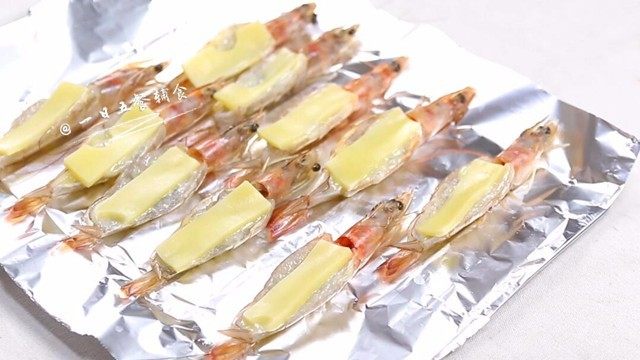 奶酪焗虾,奶酪一个个铺上,用马苏里拉奶酪的直接撒上去。